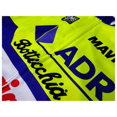 We have used a fully covered front zip to maintain the look of the logos of the ADR retro jersey.